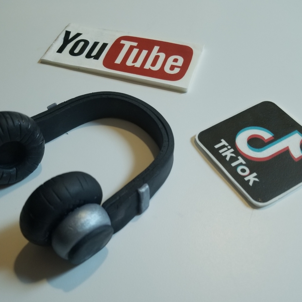 COPY - Handmade Fondant Headphones and Apps Cake Topper Set